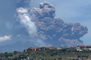 Etna, crolla parte del cratere di Sud-Est: nube di cenere sovrasta il vulcano