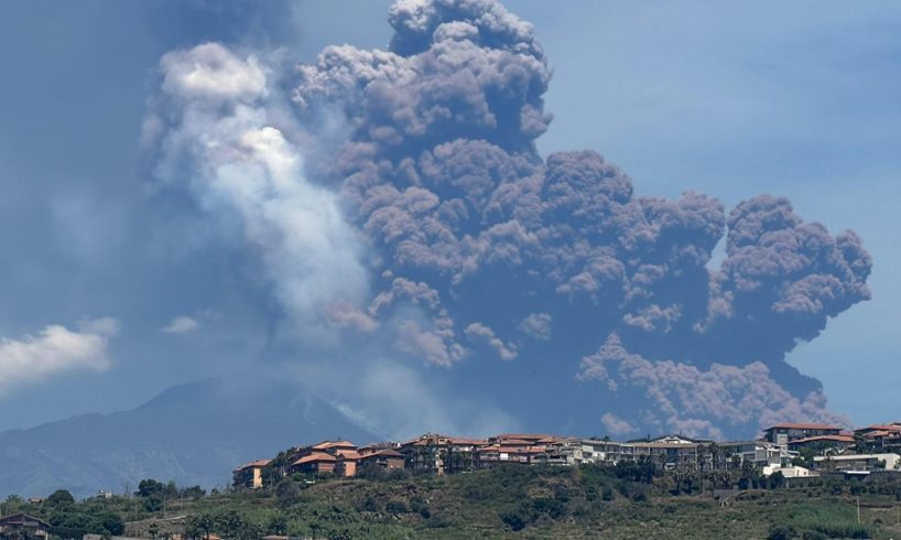 Etna, crolla parte del cratere di Sud-Est: nube di cenere sovrasta il vulcano