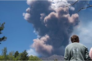 Etna, Morosoli (Funivia) su turisti in fuga e panico ad alta quota: “Duro colpo alla nostra reputazione. È anarchia nel versante Nord”