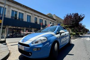 Catania, ladro di sushi e formaggi vistosi scoperto lancia lattina a dipendente di un supermercato: arrestato