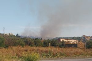 Paternó, vasto incendio tra Scala Vecchia e Fossa della Creta: aria irrespirabile e residenti chiusi in casa