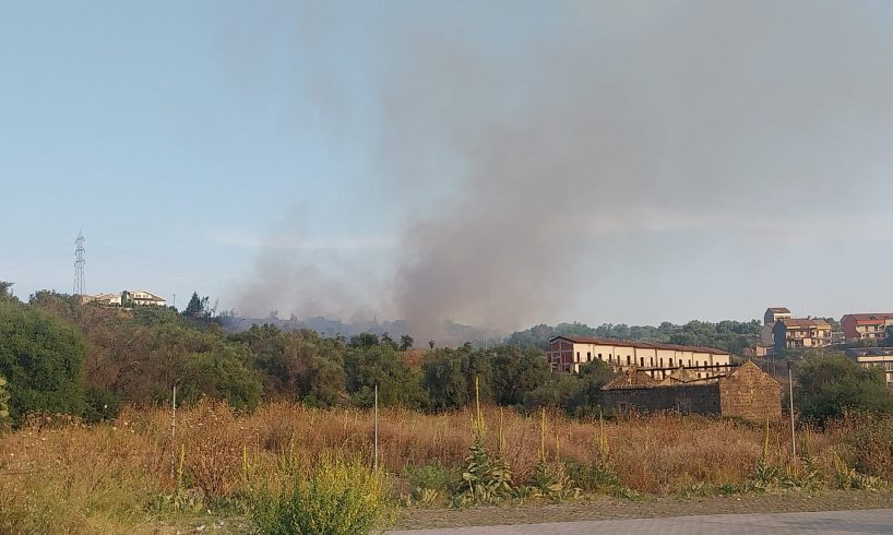 Paternó, vasto incendio tra Scala Vecchia e Fossa della Creta: aria irrespirabile e residenti chiusi in casa