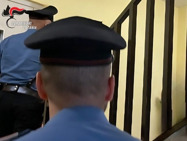 Palagonia, 27enne chiede soldi alla madre per comprare la droga e poi ruba in casa: arrestato