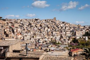 Caltagirone, 61enne ucciso nella sua abitazione: indagano i Carabinieri