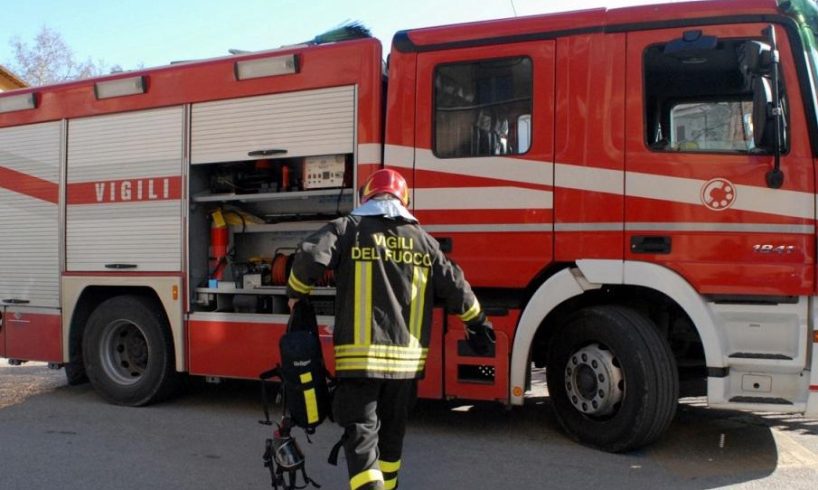 A19, furgone in fiamme vicino allo svincolo Motta S. Anastasia-Gerbini: in territorio di Paternò