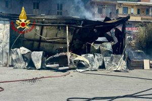 Biancavilla, incendio in un capannone agricolo: fiamme altissime e mezzi distrutti