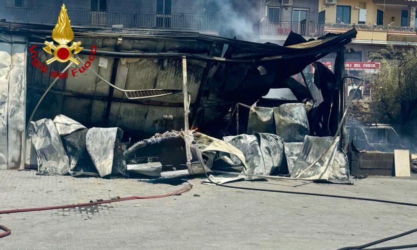 Biancavilla, incendio in un capannone agricolo: fiamme altissime e mezzi distrutti