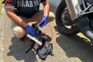 Catania, nel borsello pistola con matricola abrasa e 10 g di crack: arrestato 20enne di Gela