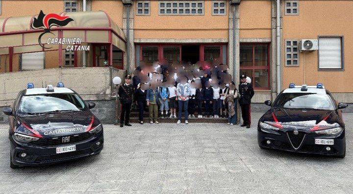Gravina di Catania, educazione alla legalità: visita ai Carabinieri degli alunni della elementare ‘Purrello’ di San Gregorio