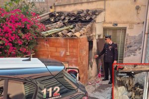 Paternò, carabiniere mette in salvo tre bambini e una donna durante incendio in pieno centro