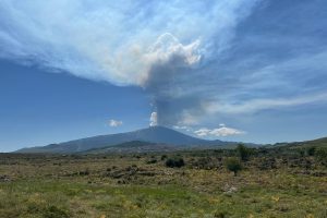Etna, nuova fase eruttiva: intensa attività esplosiva al cratere di Sud-Est