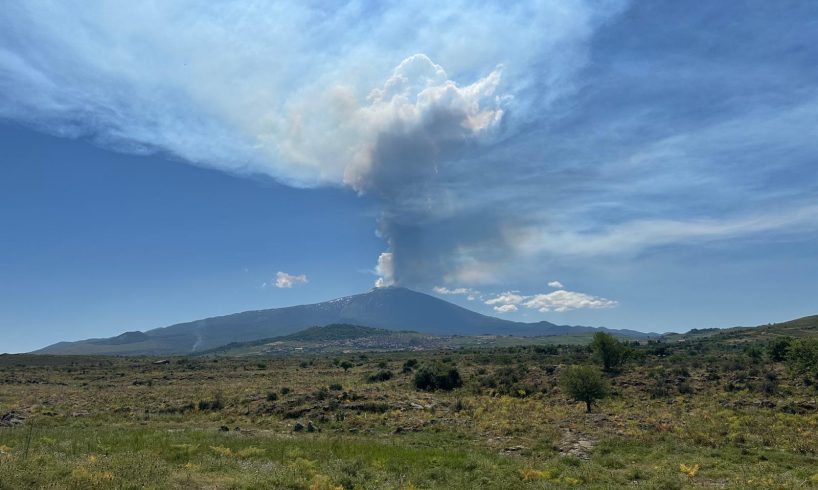 Etna, nuova fase eruttiva: intensa attività esplosiva al cratere di Sud-Est