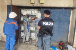 Catania, in uno stabile di Librino 62 allacci abusivi su 120 contatori elettrici controllati: scattano le denunce