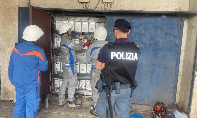 Catania, in uno stabile di Librino 62 allacci abusivi su 120 contatori elettrici controllati: scattano le denunce