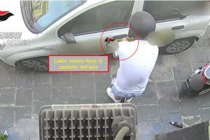 Catania, 33enne ruba i pacchi dall’auto di un’azienda di spedizione: denunciato
