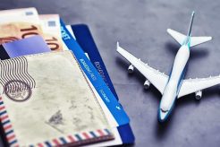 Vacanze, biglietti aerei ‘salatissimi’ per le mete estive famose: denuncia del Codacons