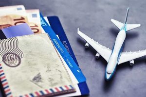 Vacanze, biglietti aerei ‘salatissimi’ per le mete estive famose: denuncia del Codacons