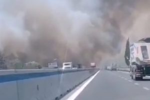 Belpasso, incendio a Valcorrente: fiamme vicino a capannoni e SS121, aria irrespirabile e traffico in tilt