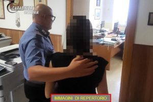 Aci S. Antonio, 39enne tenta di aggredire l’ex convivente e le danneggia l’auto: arrestato