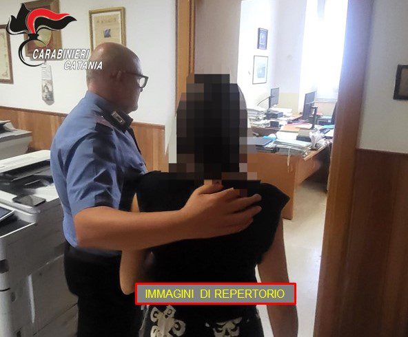 Aci S. Antonio, 39enne tenta di aggredire l’ex convivente e le danneggia l’auto: arrestato