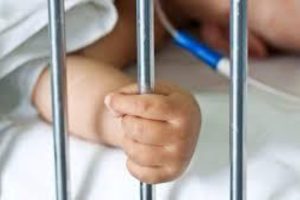 Floridia, bimbo di 4 mesi ferito alla testa in gravi condizioni dopo lite in famiglia: è ricoverato a Catania