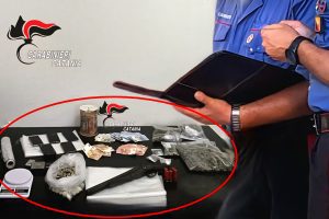 Paternò, due giovani arrestati per spaccio di droga e detenzione di un fucile a canne mozze