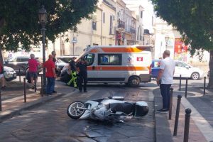 Paternò, auto danneggiata perde olio: scooterista finisce in ospedale