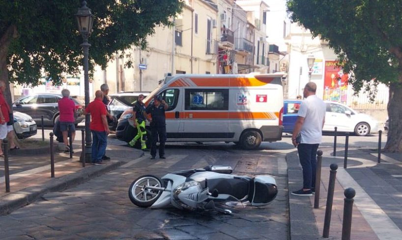 Paternò, auto danneggiata perde olio: scooterista finisce in ospedale