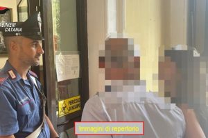 Catania, la vittima 22enne fa scattare l’allarme del braccialetto elettronico imposto all’ex compagno: entrambi denunciati