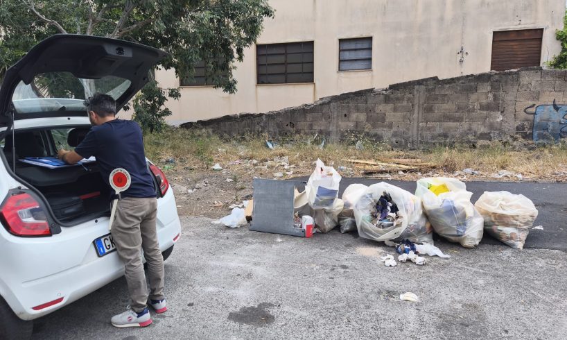 Catania, 62 multe di 333 euro ciascuna per abbandono di rifiuti. Il Comune ai cittadini: “Collaborate”