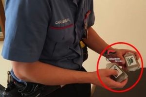 Caltagirone, scambio sospetto nel parcheggio: coppia di 19enni arrestata per spaccio