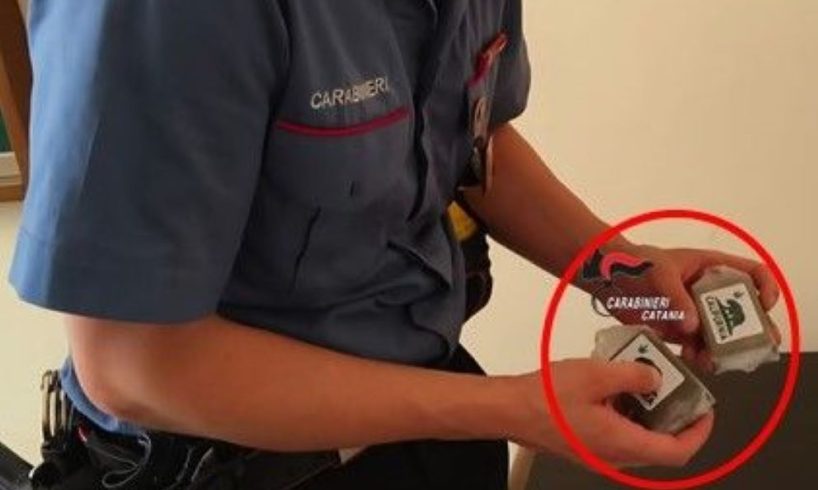 Caltagirone, scambio sospetto nel parcheggio: coppia di 19enni arrestata per spaccio