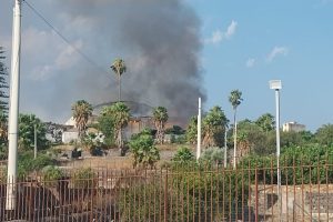 Paternò, incendio in contrada San Marco, danneggiati due capannoni