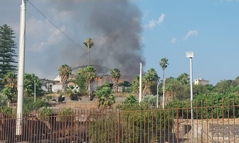 Paternò, incendio in contrada San Marco, danneggiati due capannoni