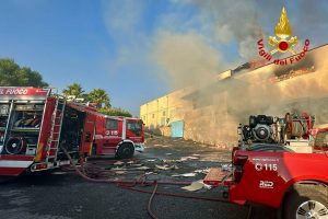 Fiamme a Paternò, in fumo due capannoni a San Marco: evacuate due abitazioni
