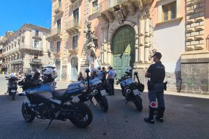 Catania, controlli a tappeto su bici elettriche nel centro: multe e verifiche per la sicurezza dei pedoni