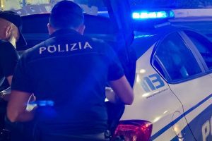 Spacca il finestrino di un’auto e ruba una valigia: arrestato 36enne in fuga nel centro di Catania