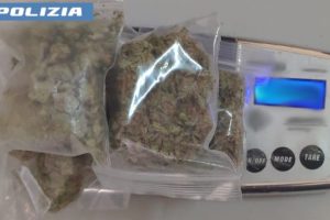 Pusher in trasferta a Catania da Gela e Capaci: arrestati due giovani con la droga già pronta per lo spaccio