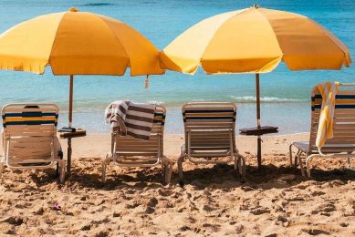Turismo, rincari su voli e treni e soggiorni ridotti: in Sicilia +5% per i traghetti