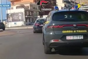 Mafia e droga sull’asse Calabria-Sicilia: sgominate due organizzazioni che rifornivano di cocaina Reggio e Catania