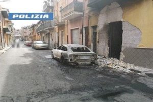 Adrano, auto incendiata con benzina in via Parnaso: incastrato dalle telecamere un sedicenne