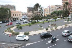 Travolgono un giovane disabile sulle strisce e gli lasciano 20 euro: vigliaccheria senza soccorso a Catania