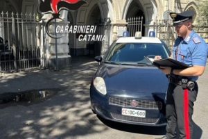 Catania, 41enne ruba carta di credito e paga il conto del ristorante: denunciato