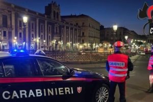 “Pomi d’ottone e mani di scasso”: denunciato il ladro dei portoni di palazzi d’epoca