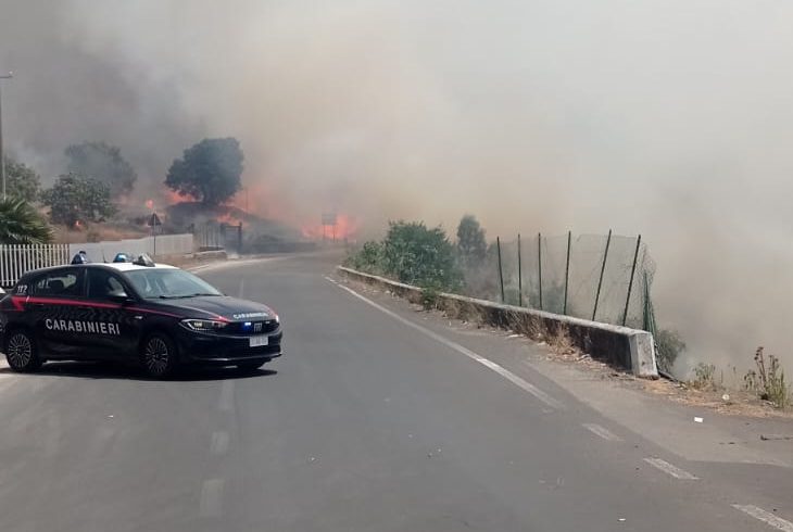 Incendio tra Belpasso e Paternò: evacuate decine di abitazioni, elicotteri e Canadair in azione