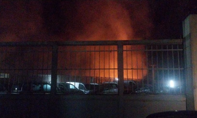 Fiamme nella notte a Paternò minacciano deposito di auto. A Belpasso dispiegamento di forze per fronteggiare il rogo