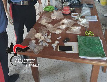 Gravina di Catania, pusher 20enne arrestato con mezzo chilo di cocaina e crack