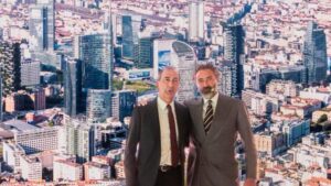 Urbanistica da ombrellone: il “caso Milano” accende l’estate degli architetti e conquista le chiacchiere da spiaggia