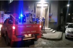 Biancavilla, incendio nella comunità “Cenacolo Cristo Re”: intossicati un infermiere e un ospite, evacuate 40 persone