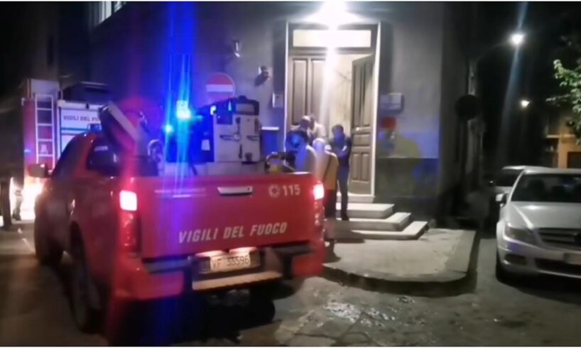 Biancavilla, incendio nella comunità “Cenacolo Cristo Re”: intossicati un infermiere e un ospite, evacuate 40 persone